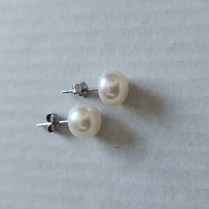 Classic  Faux pearl stud earrings